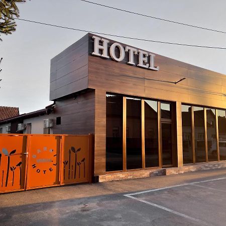 Garni Ideal Zrenjanin Exteriör bild